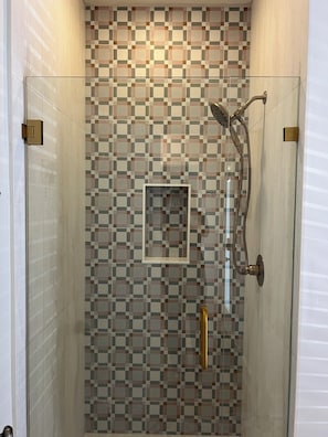 Shower, hair dryer, towels, soap - Glory Days: 3 Bedroom House w/ Close Beach Access, Pool, Hot Tub, & Bikes (Inlet Beach)