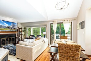 Smart TV, chimenea, libros