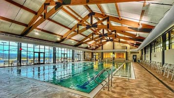 Una piscina techada, una piscina al aire libre