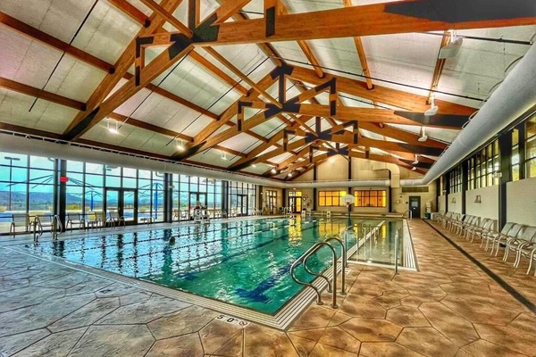 Una piscina cubierta, una piscina al aire libre