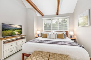 3 bedrooms, iron/ironing board, free WiFi, bed sheets - Hideaway Cove, woodland serenity + modern comfort in the Galena Territory (Galena)