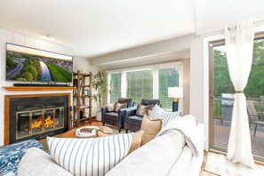 Smart TV, fireplace, books - Hideaway Cove, woodland serenity + modern comfort in the Galena Territory (Galena)