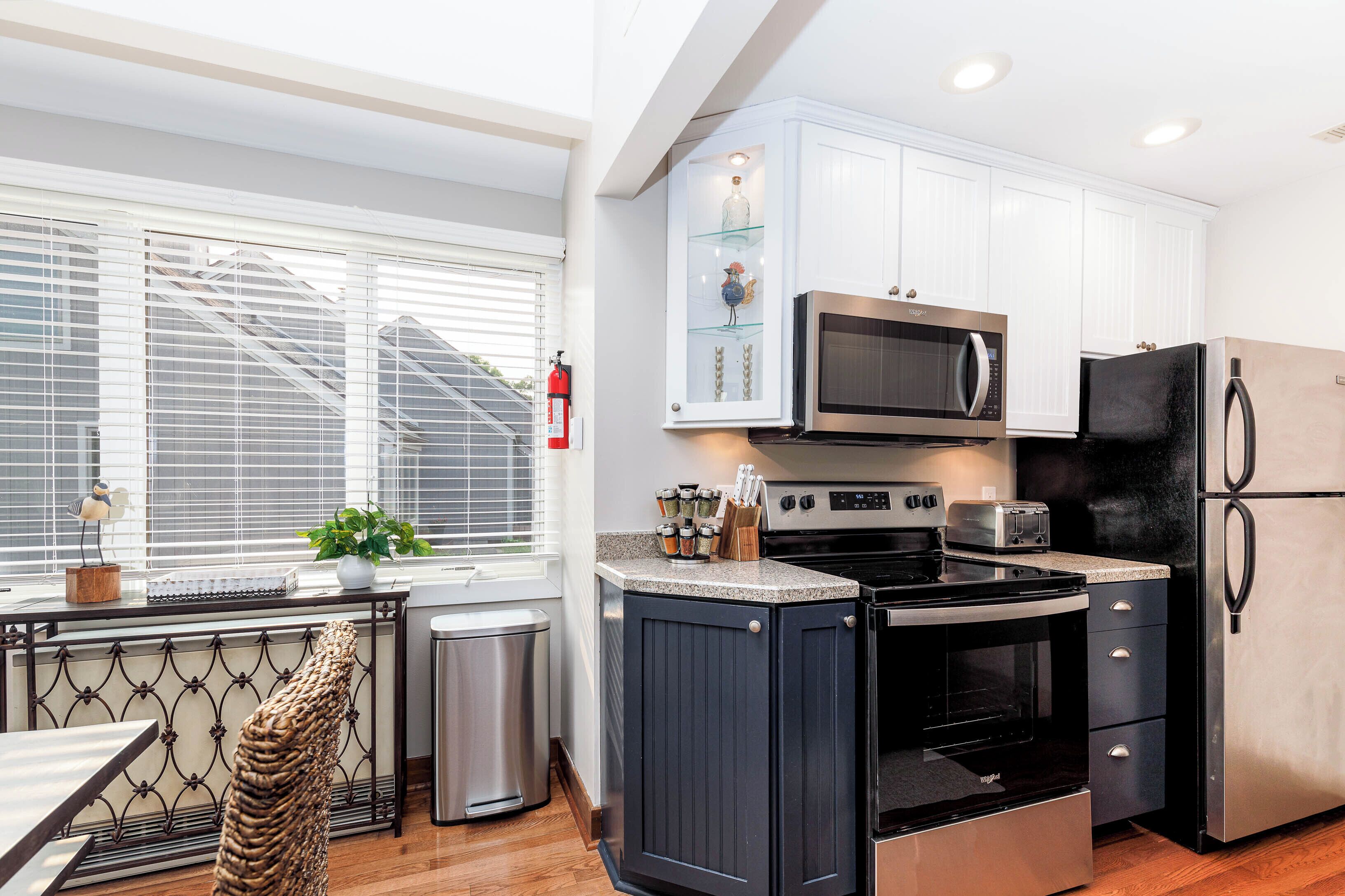 Refrigerador, microondas, horno, placa de cocina