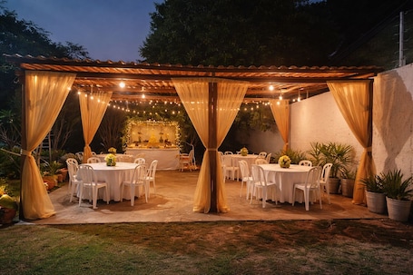 Outdoor banquet area. Vacation rental house, country house style.