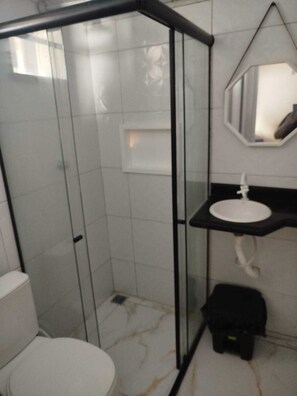 Shower, towels, soap, toilet paper - Vacation rental house, country house style. (ARACAJU)