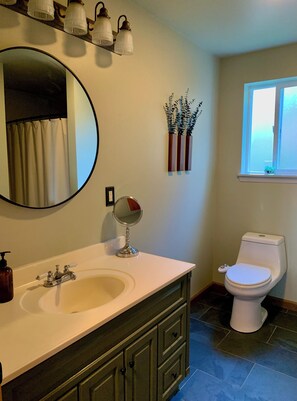 Secadora de cabello, bidet, toallas, jabón