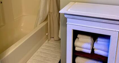 NEW Tranquil 1-bedroom guest house with water view in Port Townsend