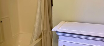 NEW Tranquil 1-bedroom guest house with water view in Port Townsend