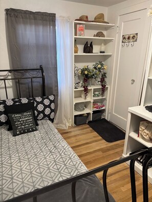 Free WiFi, bed sheets - Sweet Getaway • Light-Filled Rooms + Decor (Gillette)