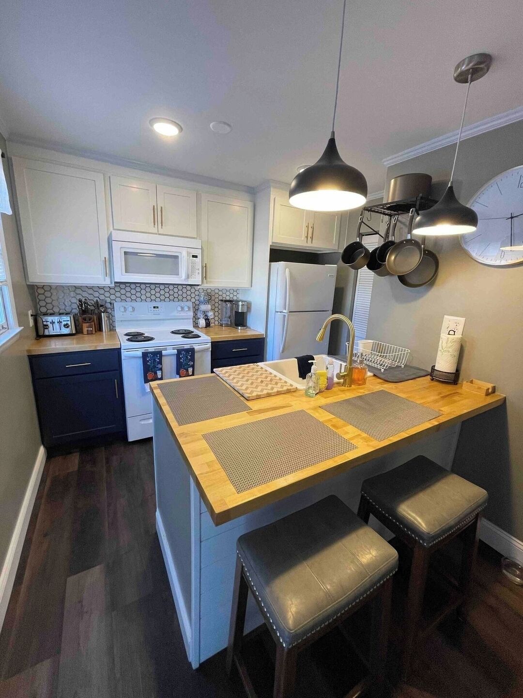 Kjøleskap, mikrobølgeovn, ovn og kokeplater