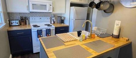 Kjøleskap, mikrobølgeovn, ovn og kokeplater