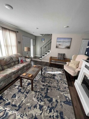 TV, books - Pet Friendly • Pool • Sleeps 4 / 2 BR (Myrtle Beach)