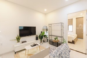 Deluxe Apartment, 1 King Bed, City View | Desk, iron/ironing board, free WiFi - Nguyen Le Home Phan Ton (Ho chi Minh)