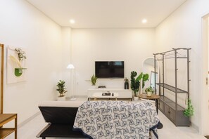 Deluxe Apartment, 1 King Bed, City View | Desk, iron/ironing board, free WiFi - Nguyen Le Home Phan Ton (Ho chi Minh)