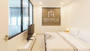 Deluxe appartement, balkon, uitzicht op stad | Een bureau, een strijkplank/strijkijzer, gratis wifi, beddengoed