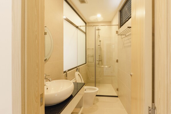 Apartemen Deluks, 1 Tempat Tidur King, pemandangan kota | Meja kerja, setrika/meja setrika, dan Wi-Fi gratis