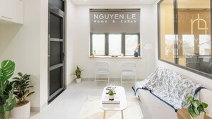 Deluxe appartement, balkon, uitzicht op stad | Een bureau, een strijkplank/strijkijzer, gratis wifi, beddengoed
