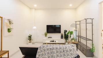 Deluxe Apartment, 1 King Bed, City View