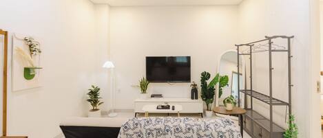 Deluxe Apartment, 1 King Bed, City View | Desk, iron/ironing board, free WiFi