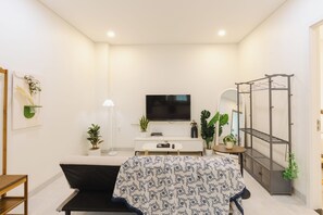 Apartemen Deluks, 1 Tempat Tidur King, pemandangan kota | Meja kerja, setrika/meja setrika, dan Wi-Fi gratis
