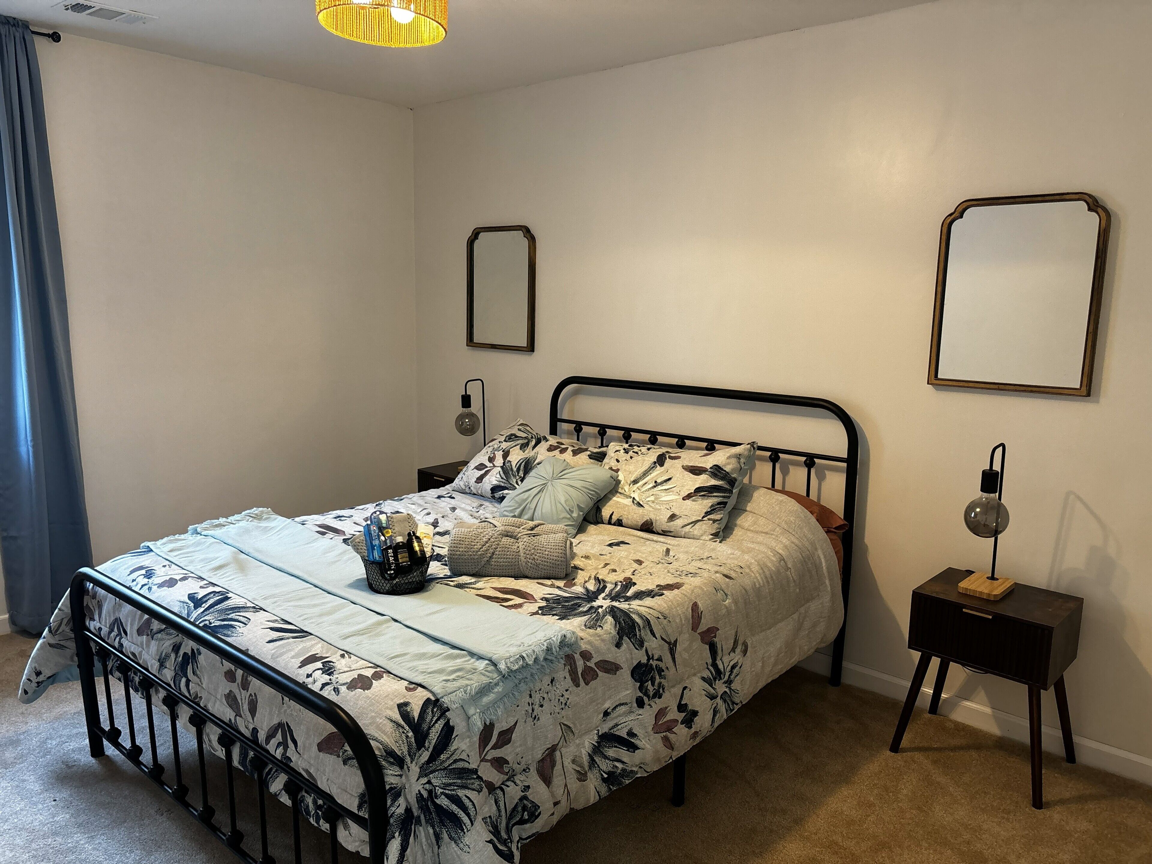 Tabla de planchar con plancha, wifi y ropa de cama 