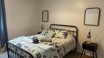 Tabla de planchar con plancha, wifi y ropa de cama