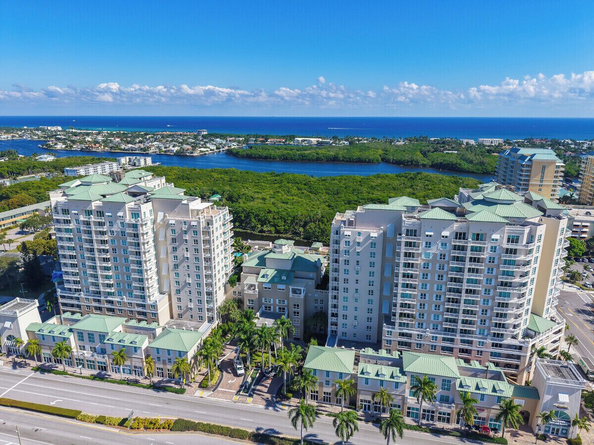 Un grand hôtel à plusieurs étages, doté d’un parking et offrant une vue sur l’océan et une baie.