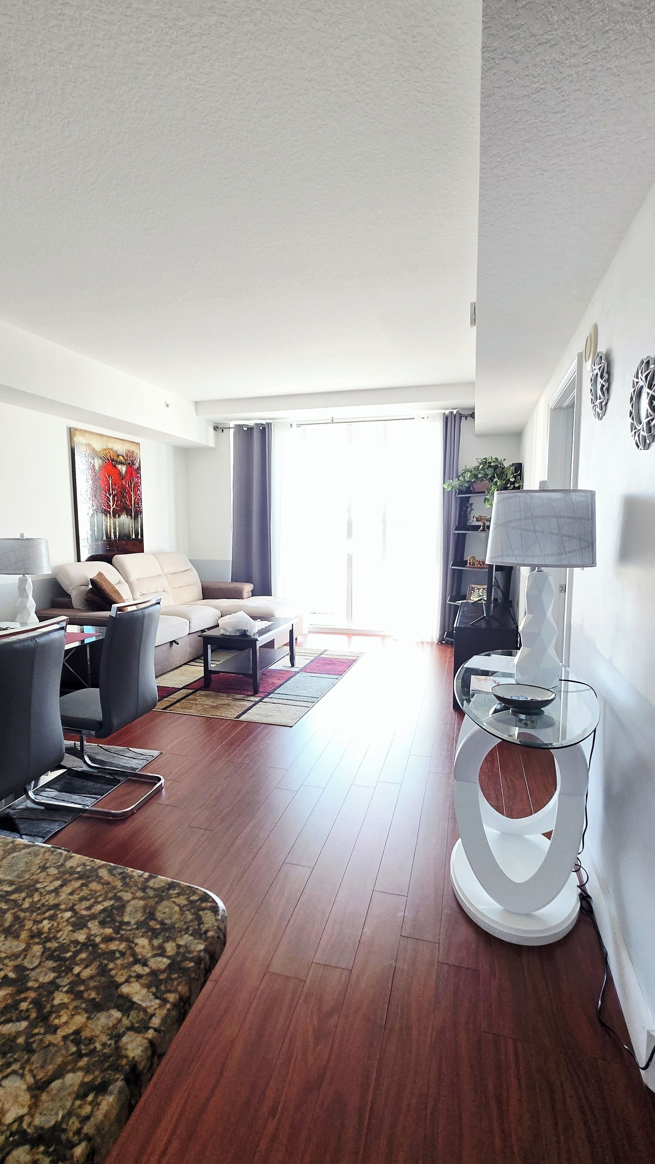 TV connectée, table de tennis de table, livres