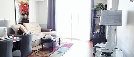 TV connectée, table de tennis de table, livres