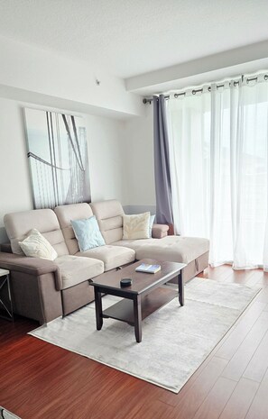Smart TV, ping pong, books - Larger 1 bdrm 1.5 bath!! Casa Costa 3/4mi beach pool/gymBoynton Beach 2queenbds (Boynton Beach)