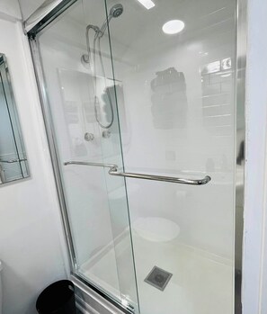 Shower, hair dryer, towels, soap - Private 1st Floor Unit near Balt City/John Hopkin (Baltimore)