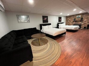 Iron/ironing board, WiFi, bed sheets - Private 1st Floor Unit near Balt City/John Hopkin (Baltimore)