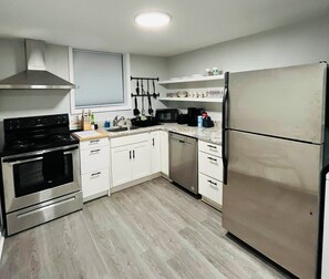Private kitchen - Private 1st Floor Unit near Balt City/John Hopkin (Baltimore)