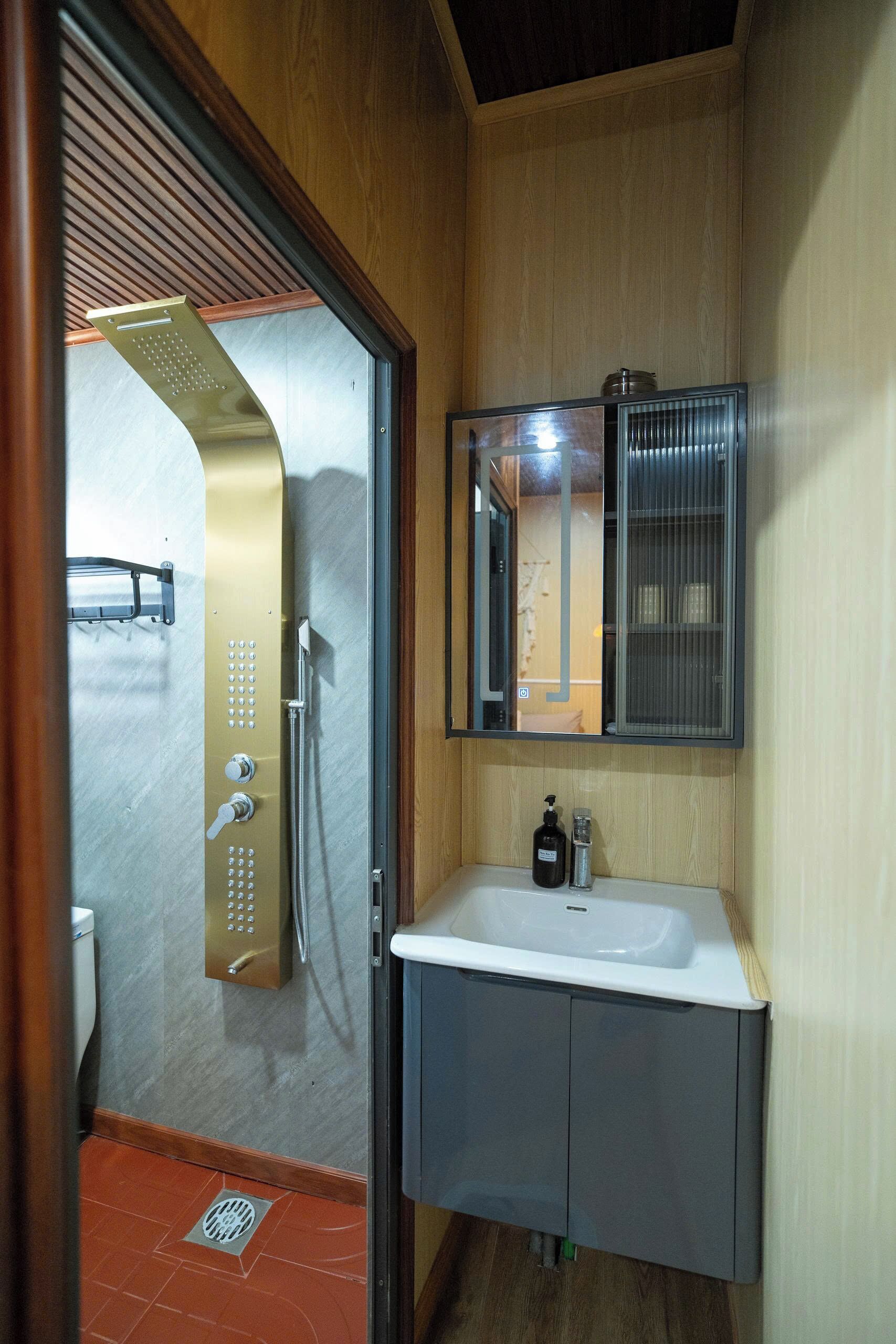 Deluxe Studio | Bathroom