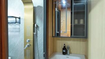 Deluxe Studio | Bathroom
