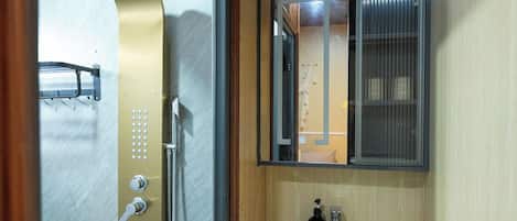 Deluxe Studio | Bathroom | Shower, free toiletries, hair dryer, towels