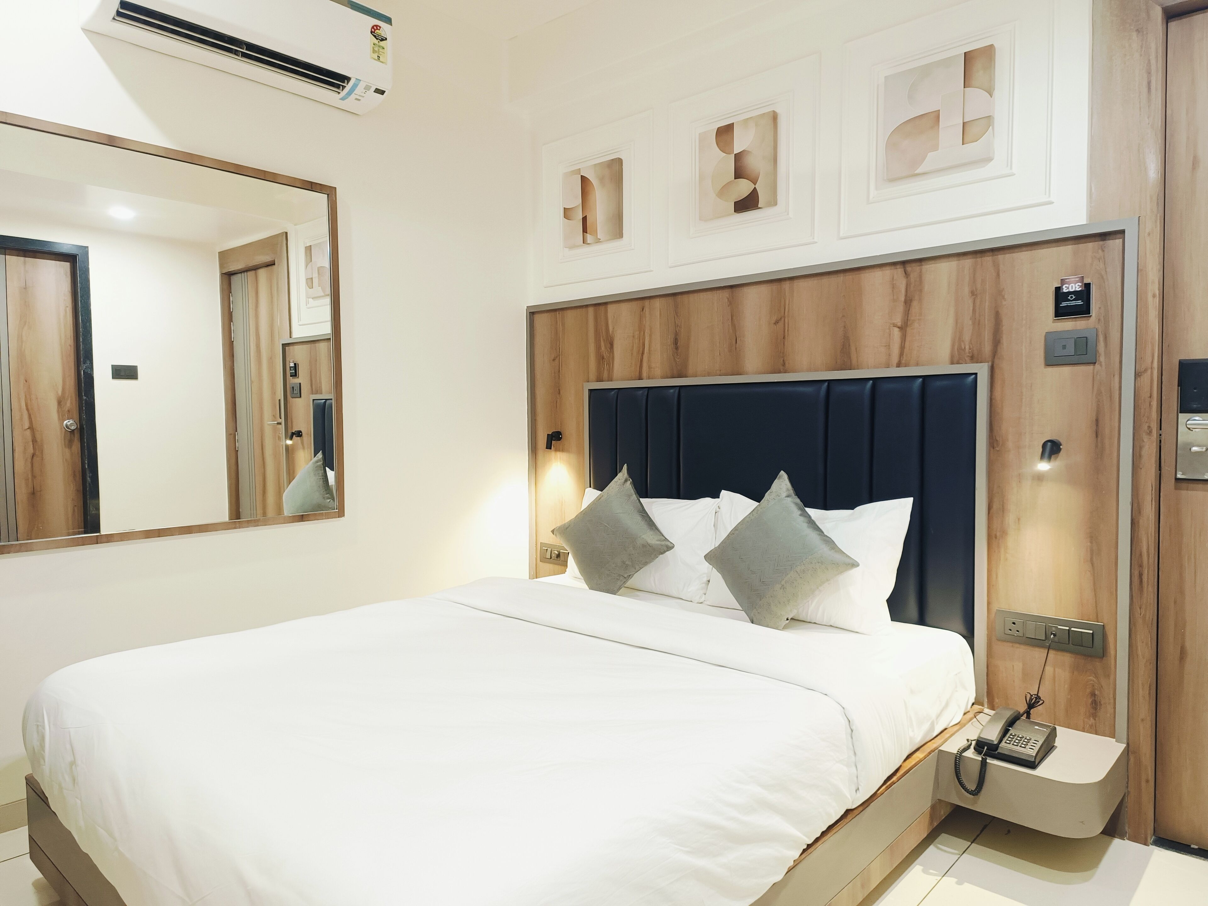 Deluxe Double Room | Desk