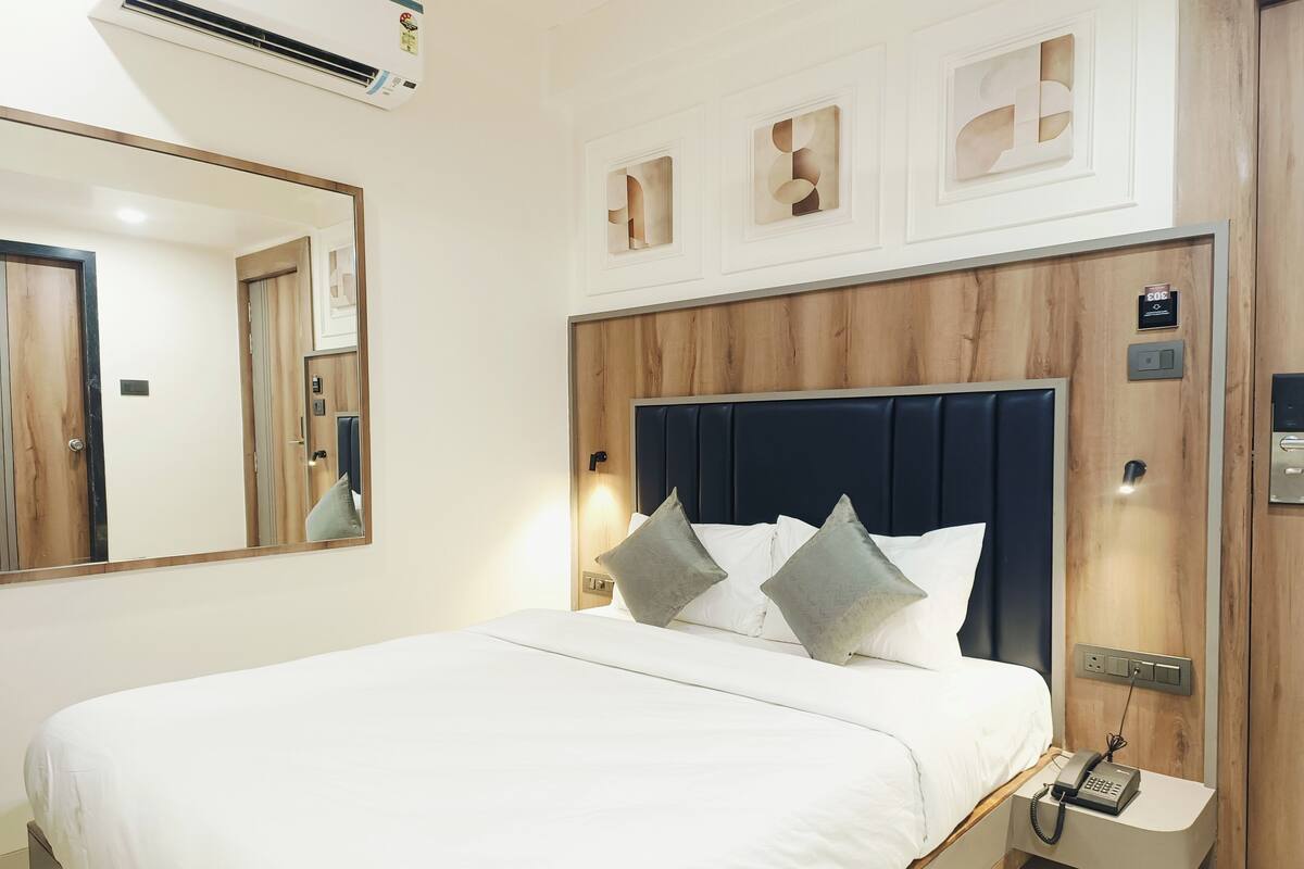 Deluxe Double Room | Desk