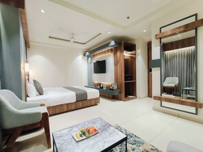 Presidential Room | Desk - Hotel Maskan Surat (Surat)