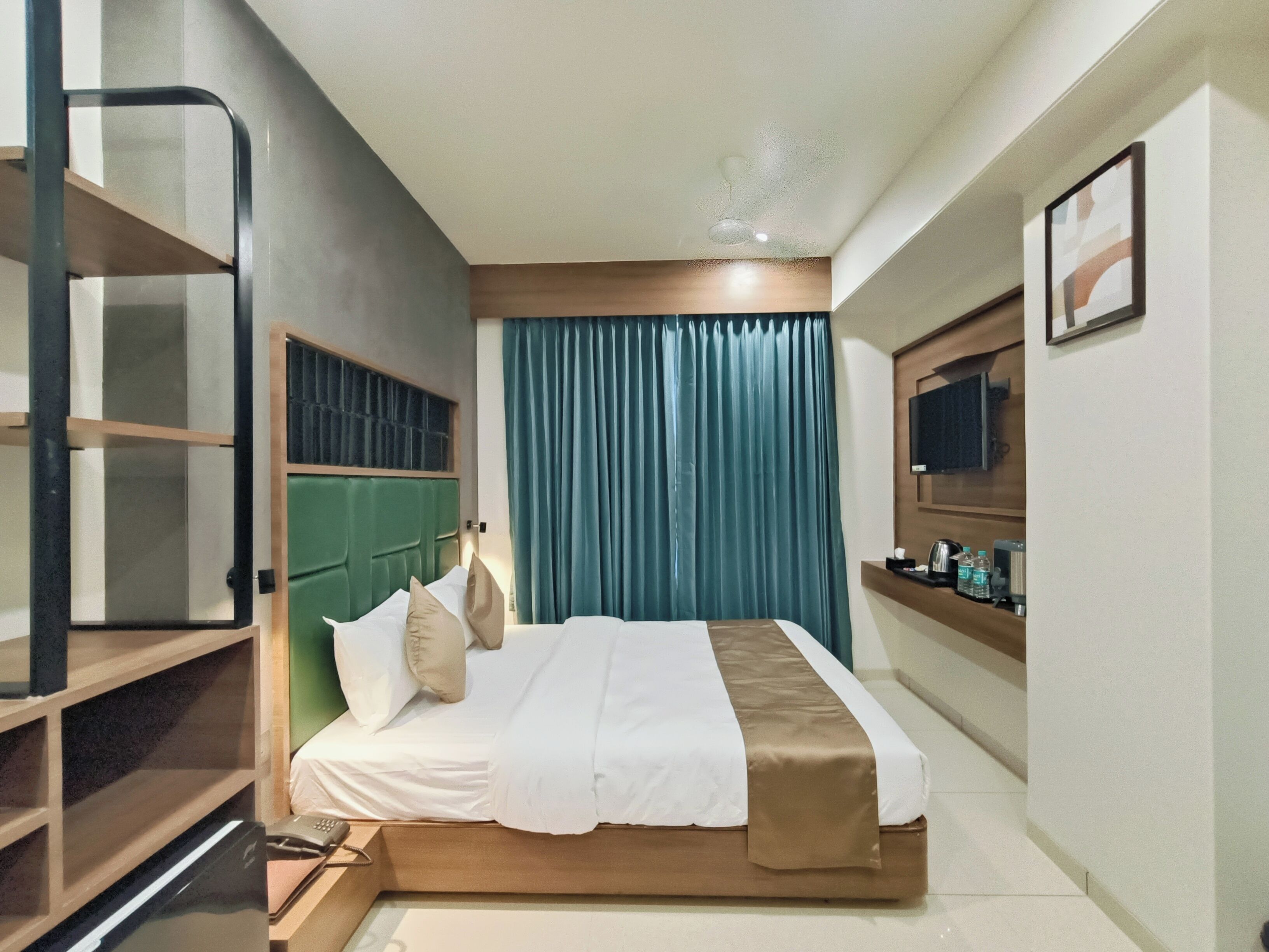 Superior Room | Desk