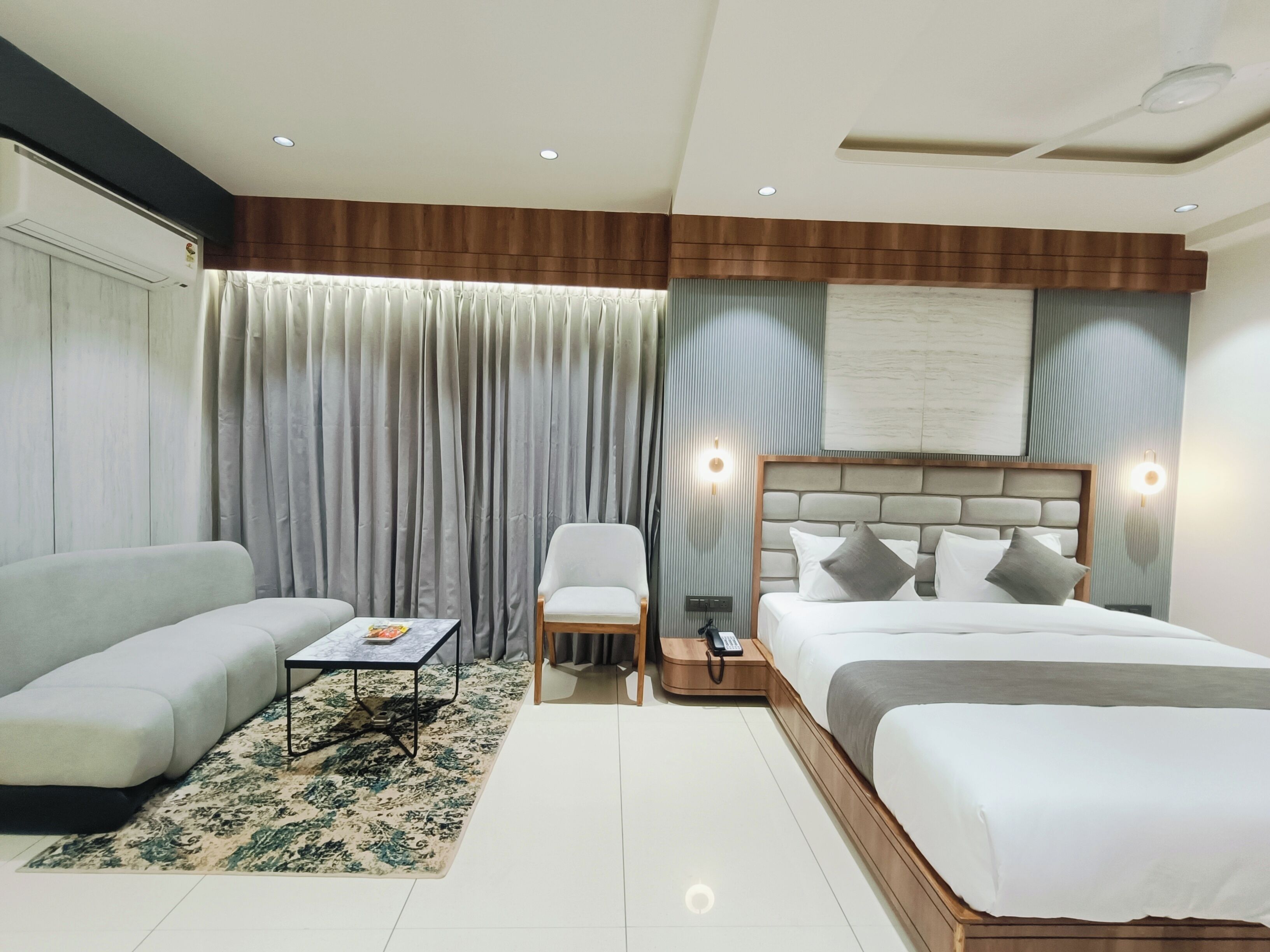 Presidential Room | Desk