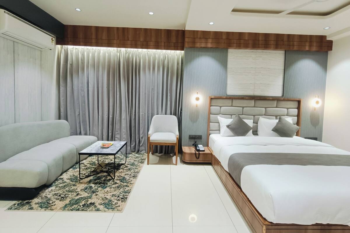 Presidential Room | Desk