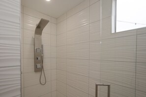 Shower, hair dryer, towels, soap - Superb 5-bedroom house with AC in charming Stevensville (Stevensville)