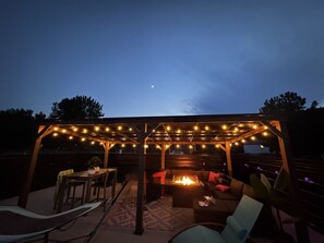 Outdoor dining - Superb 5-bedroom house with AC in charming Stevensville (Stevensville)