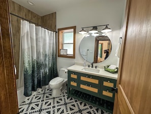 Hair dryer, towels, soap, toilet paper - The Cabins at Northwoods Trails - Hot Springs National Park, AR (Hot Springs)