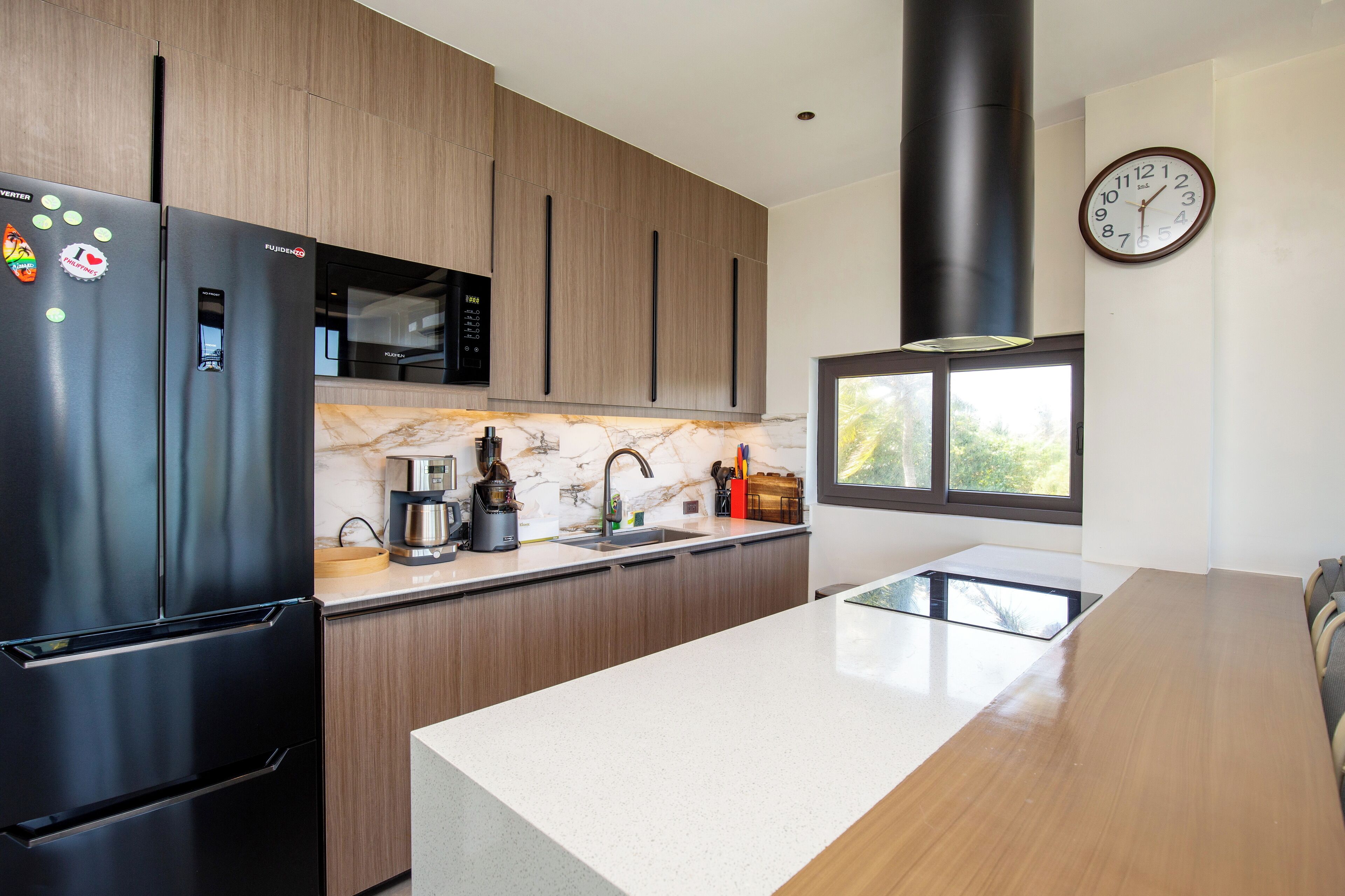 Deluxe Apartment | Private kitchen | Fridge, oven, stovetop, electric kettle