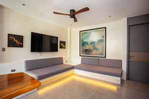 デラックス アパートメント バルコニー | リビング エリア | スマートテレビ