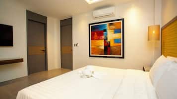 Espacio para trabajar con laptop, wifi gratis y ropa de cama