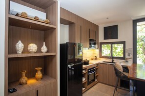 デラックス アパートメント バルコニー | 専用キッチン | 冷蔵庫、オーブン、コンロ、調理器具と食器