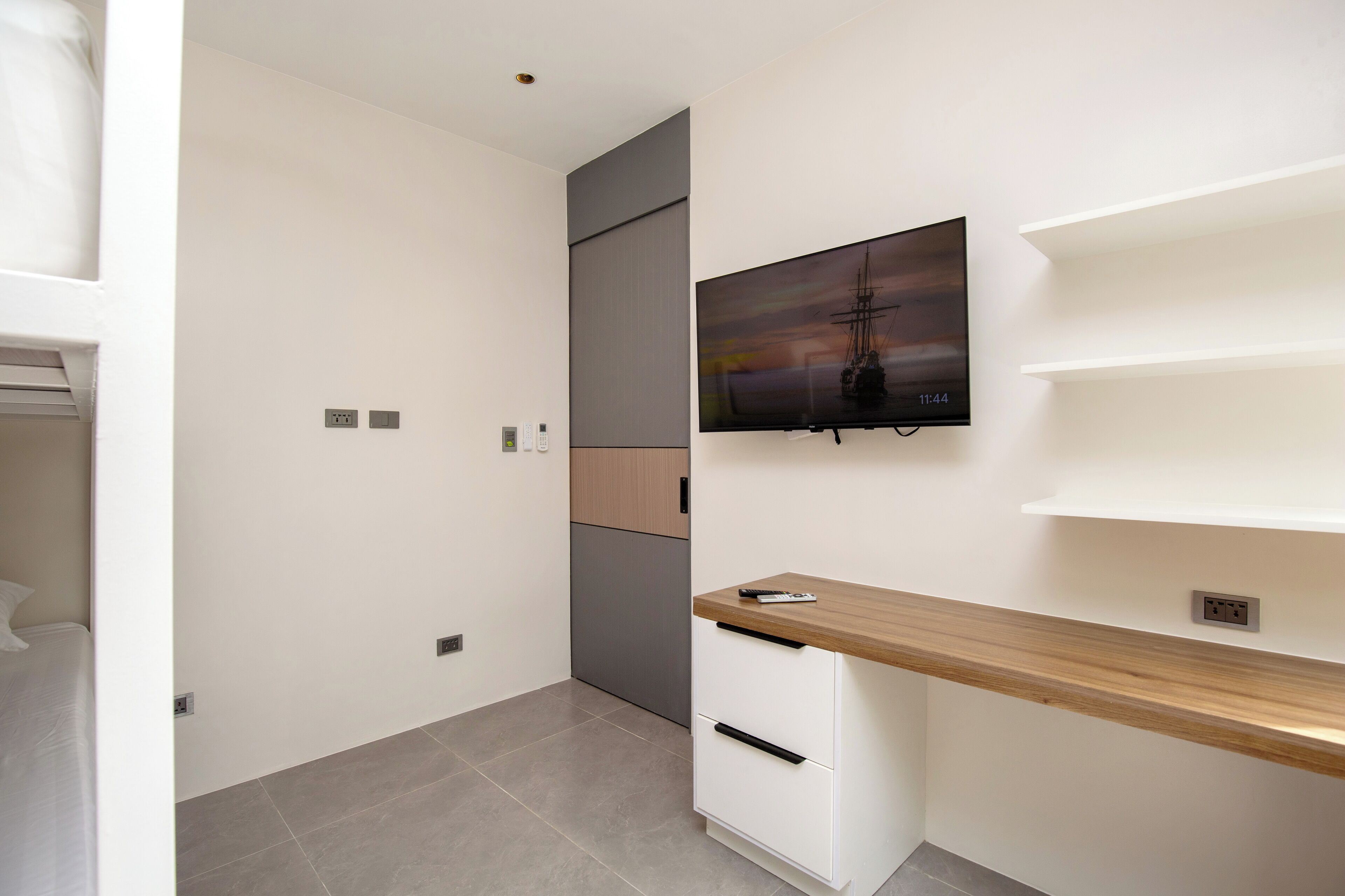 Apartemen Deluks | Televisi